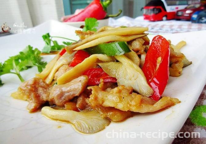 The method of stir frying pocket mushrooms with chili peppers