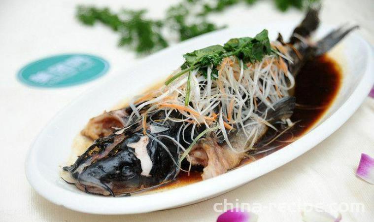 The method of making fermented black bean fish with tongs