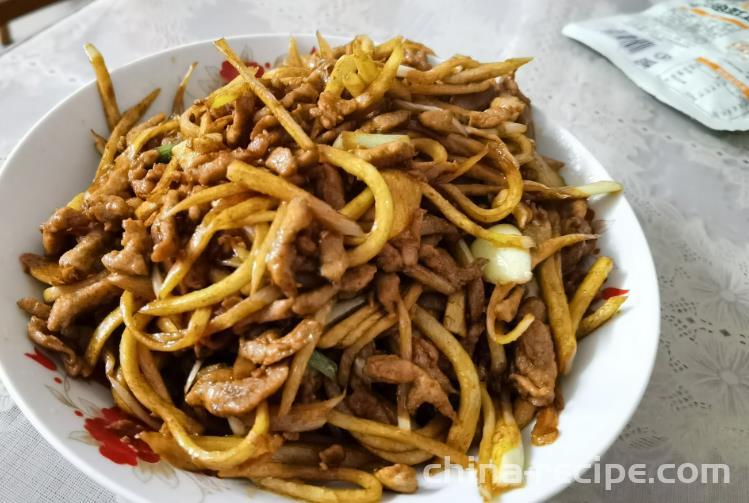 The method of stir frying shredded pork with jiaobai edamame