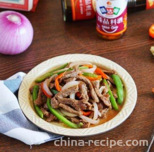 The recipe for stir frying beef tenderloin with green peppers and onions