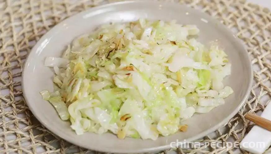 The method of stir frying cabbage with shrimp skin