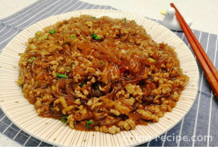 The method of stir frying vermicelli with minced garlic and meat