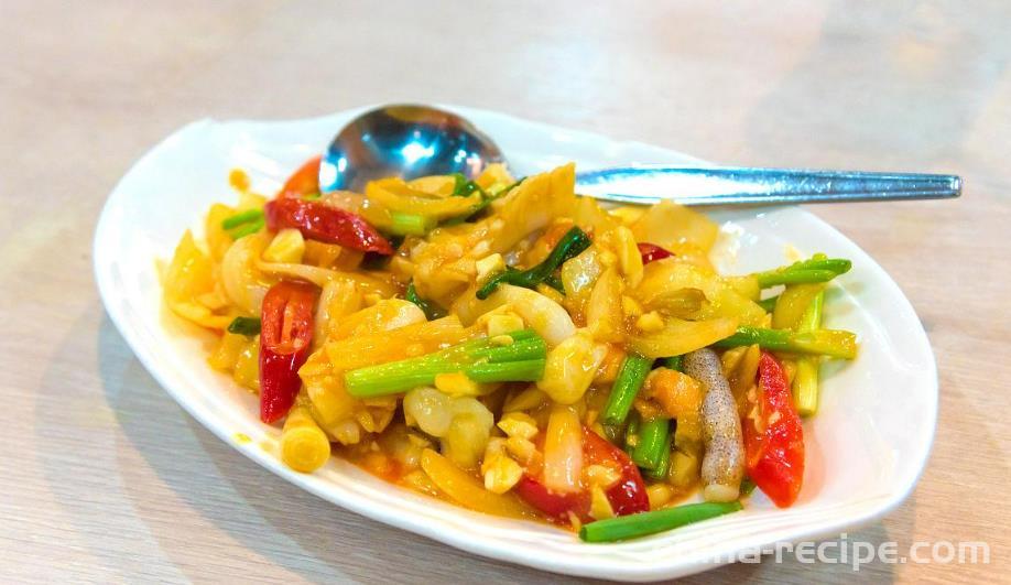 The method of stir frying squid with salted egg yolk