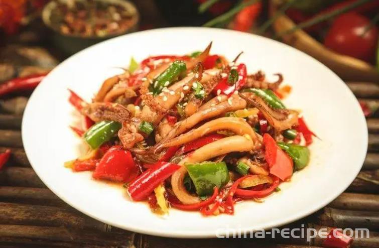 The recipe for frying squid with green and red peppers