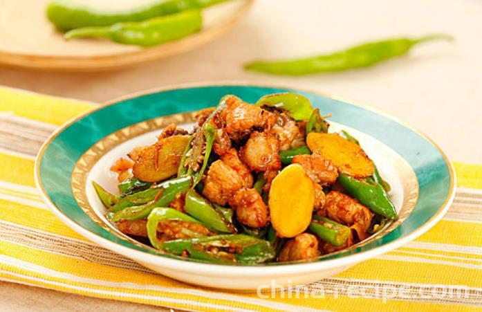 The recipe for stir frying chicken with green peppers