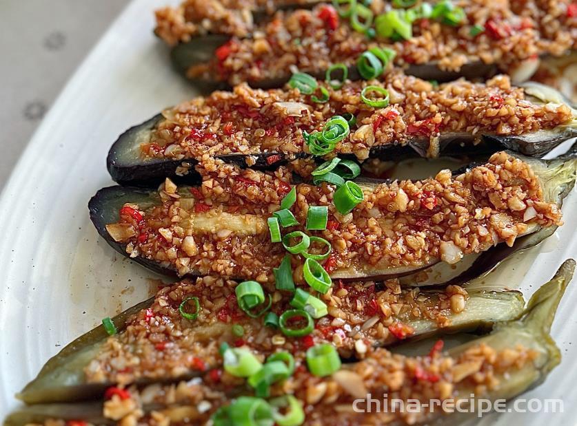 The method of steaming eggplant with sauce aroma