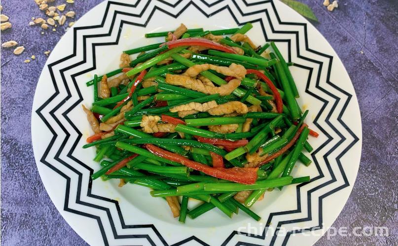 The method of stir frying shredded pork with chives