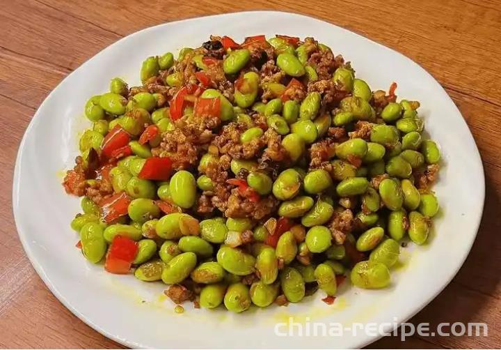 The method of stir frying mung beans with meat