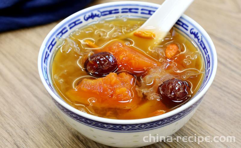 The method of stewing Tremella fuciformis with papaya