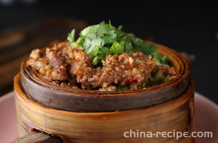 The method of steaming pork belly with flour