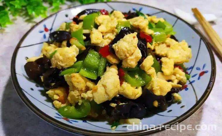 The recipe for stir frying eggs with green peppers and fungus