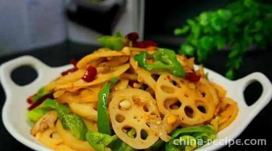 The method of stir frying lotus root with chili pepper