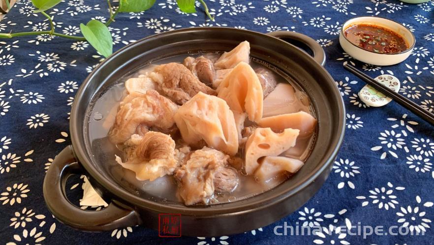 The recipe for lotus root fan bone soup