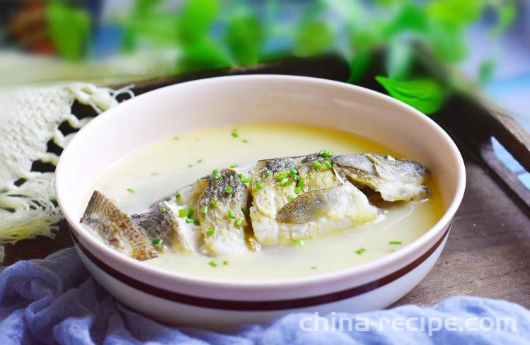 The method of making clear stewed crucian carp soup