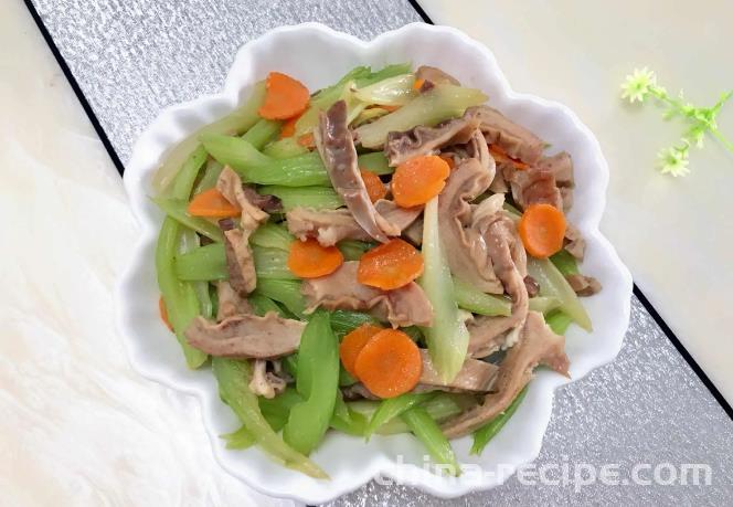 The recipe for stir frying pork belly with celery