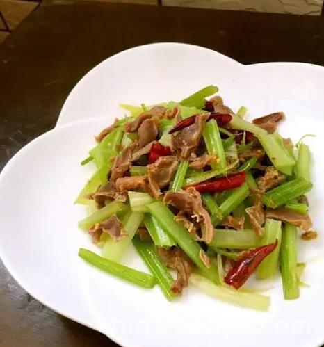 The method of stir frying duck maw with celery