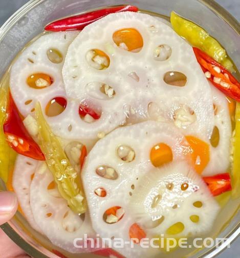 The method of making pickled chili and lotus root chunks