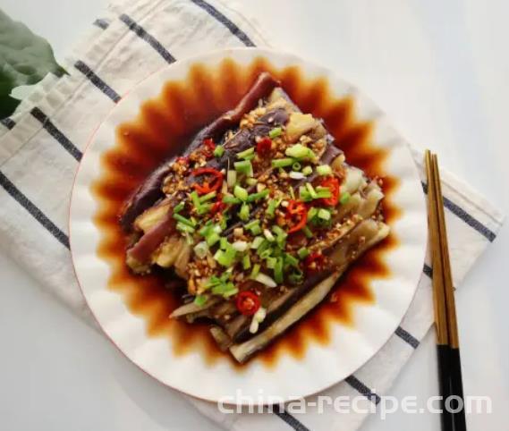 The method of tearing and steaming eggplants by hand