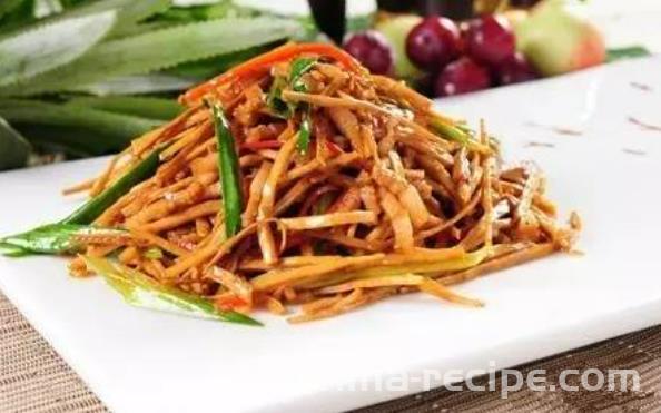 The method of stir frying shredded pork in Yangzhou