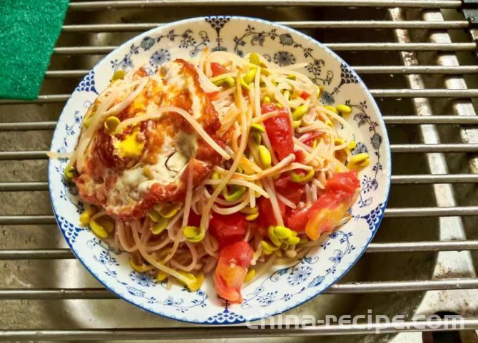 The method of stir frying cabbage with tomato bean sprouts