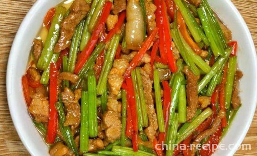 The method of stir frying shredded pork with celery and red pepper