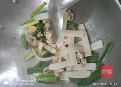 鱼腐肉片煸茭白的做法图解3