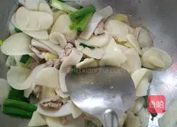 鱼腐肉片煸茭白的做法图解4