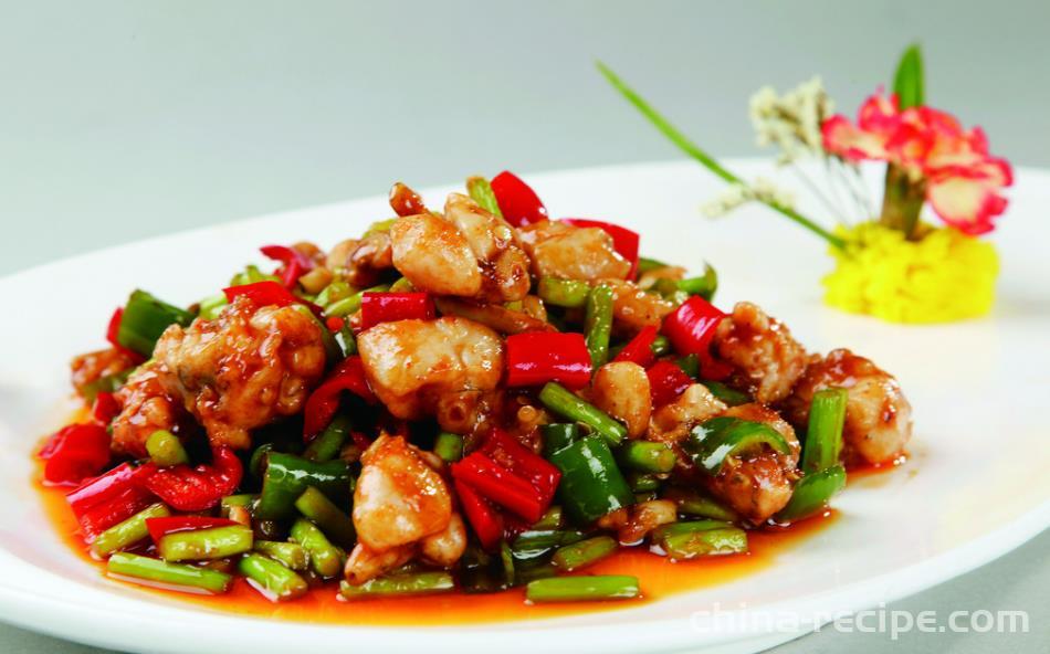 The method of stir frying field chicken with scallions and spiciness