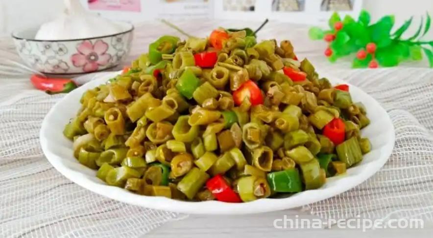 The method of stir frying and soaking cowpeas with water spinach stems