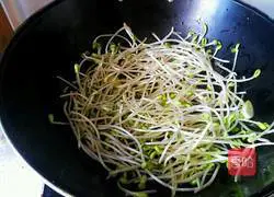 豆芽炒香菇的做法图解5