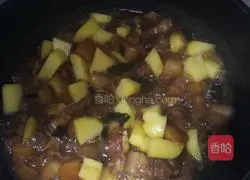 红烧肉炖土豆的做法图解9