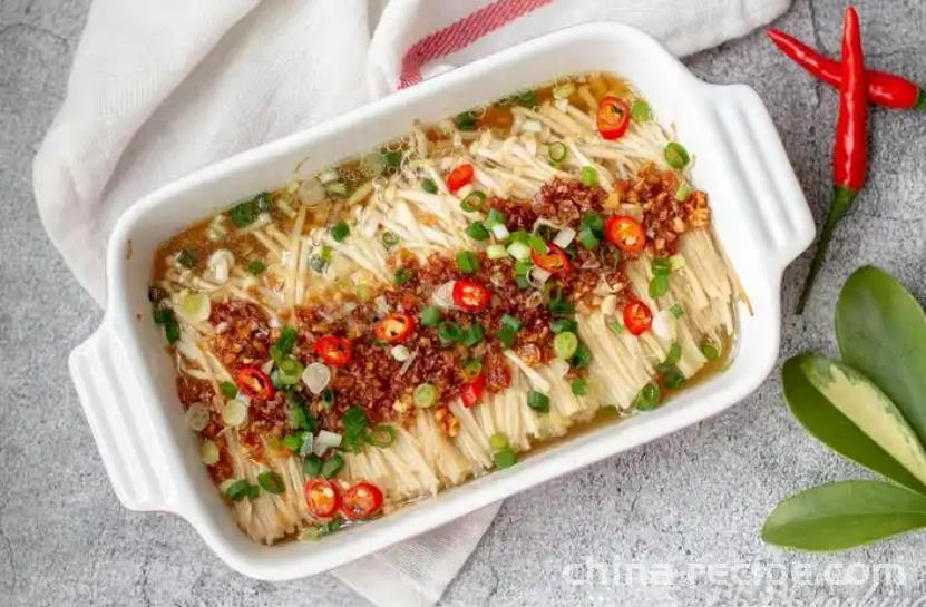 The method of steaming golden needle mushrooms with garlic paste