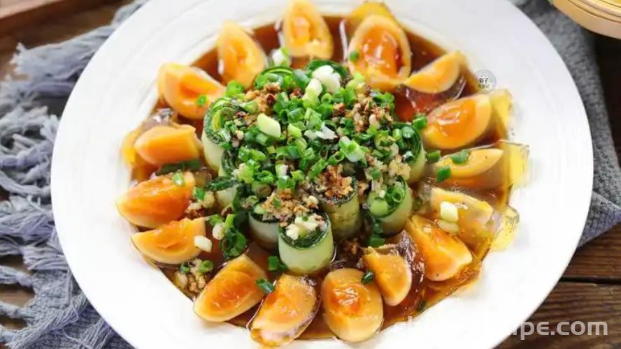 How to mix Century egg with cucumber