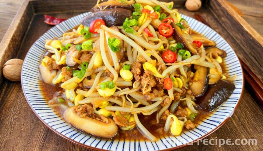 The method of stir frying shiitake mushrooms with bean sprouts