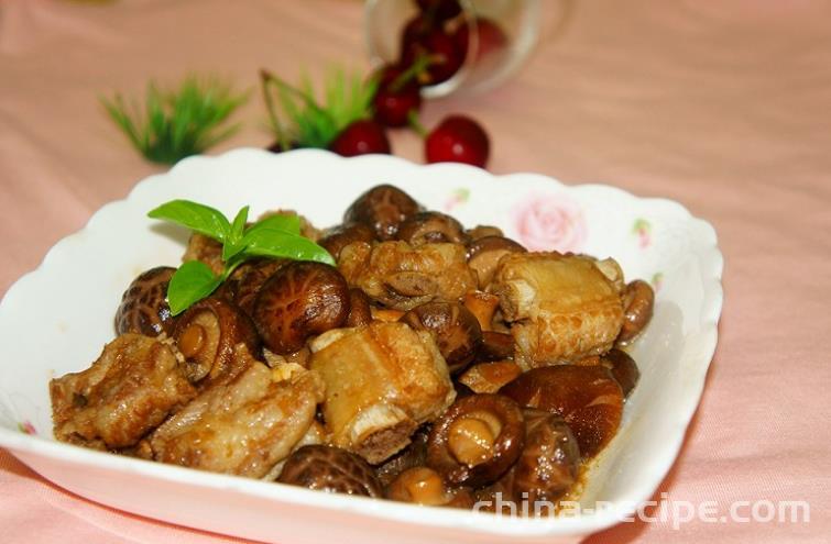 The method of braising pork ribs with mushrooms