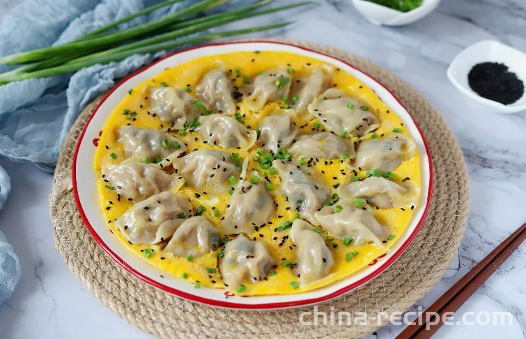 The recipe for holding eggs and frying dumplings