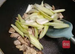 猪肉炒芹菜的做法图解12