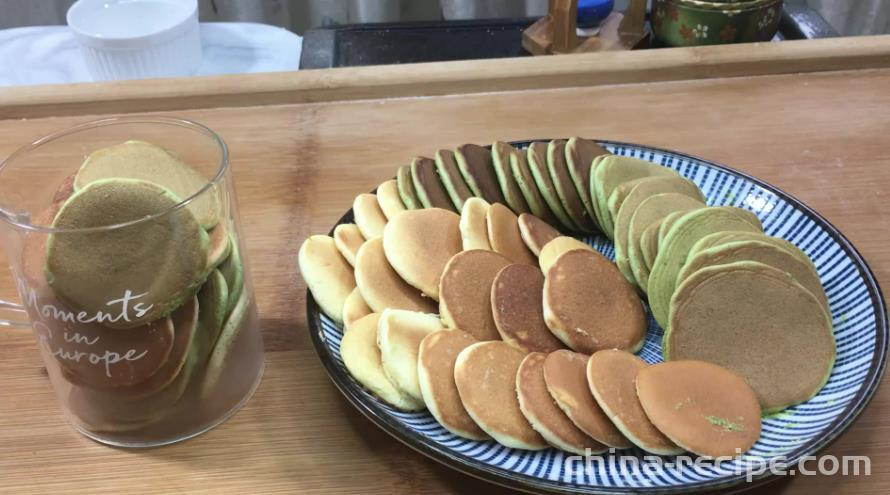 The method of making two-color shaped pancakes