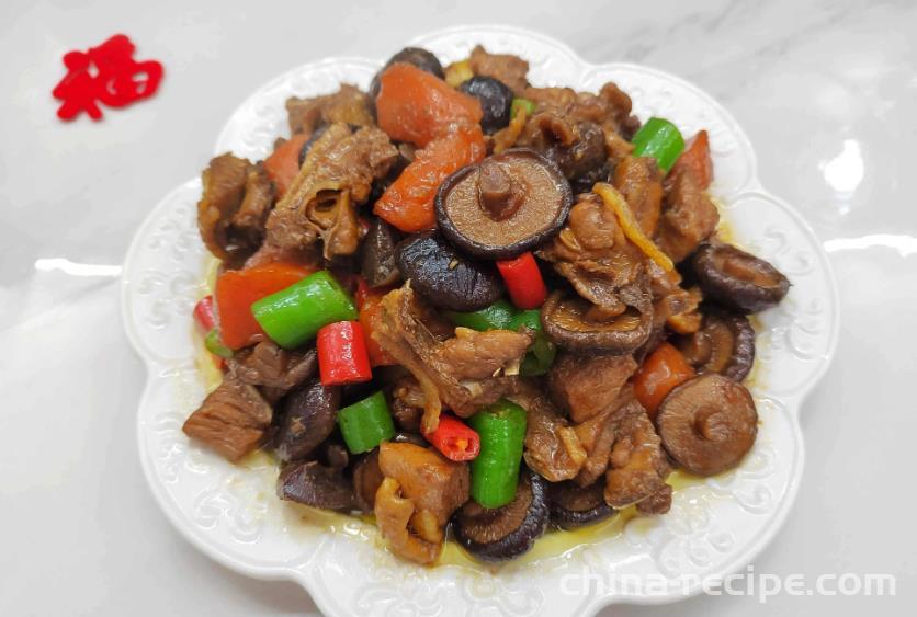 The method of stir frying chicken shreds with onions and mushrooms