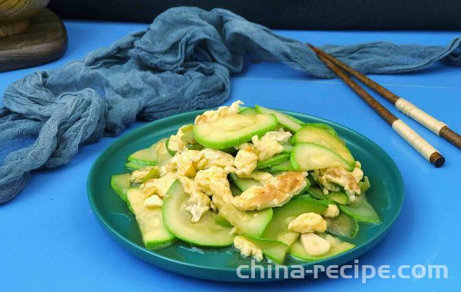 The method of stir frying eggs with zucchini