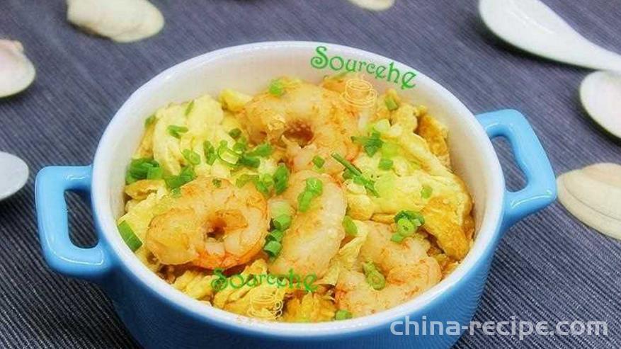 The method of stir frying eggs with garlic sprouts and shrimp