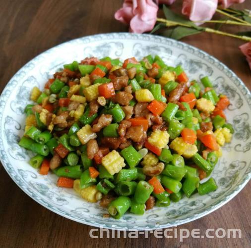 The method of stir frying diced pork with green beans and carrots