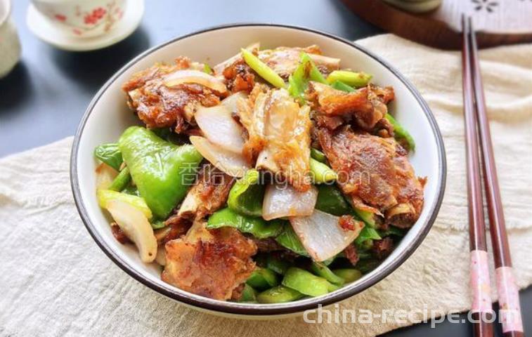 The method of stir frying green peppers and onions with preserved meat