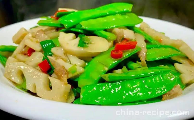 The method of stir frying lotus root slices with Dutch beans