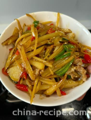 The method of stir frying shredded potatoes with chili peppers