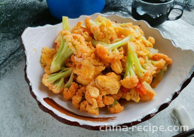 The method of stir frying eggs with organic cauliflower