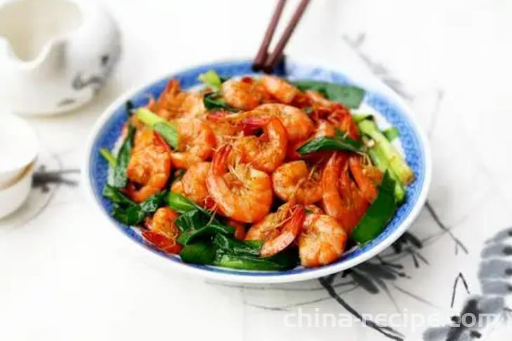 The method of stir frying fresh shrimp with chives