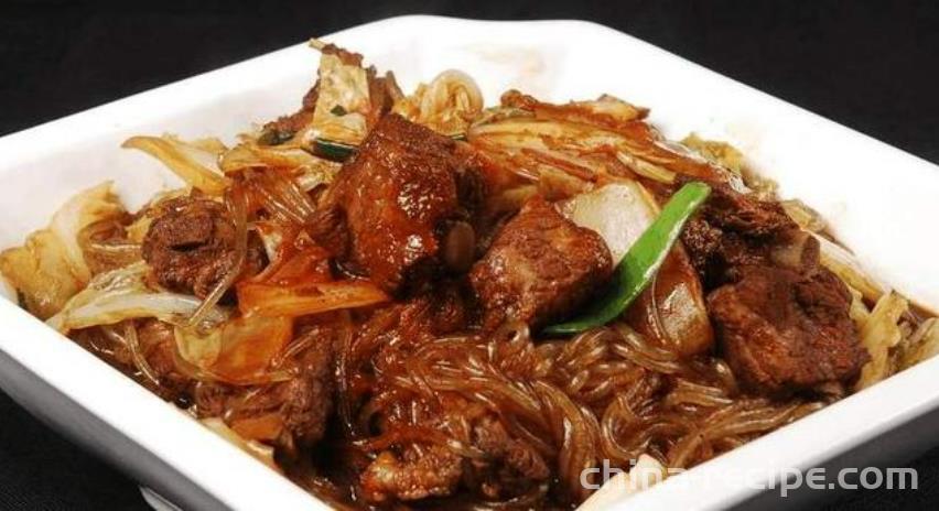 The method of cooking pork ribs with vermicelli