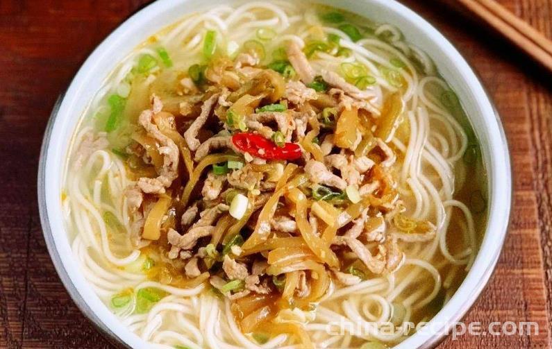 How to cover the noodles with Shredded pork and hot pickled mustard greens