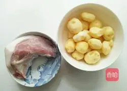 小土豆烧肉的做法图解1